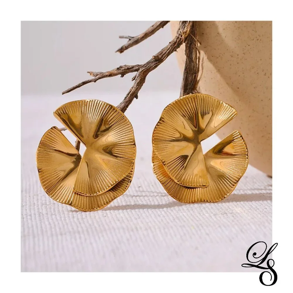 🌺New 18K Gold Layered Petal Statement Earrings 🌺 - Picture 1 of 5